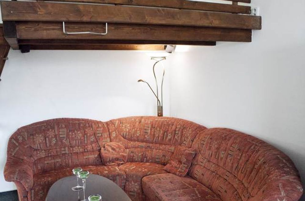 HOME / 28 — obývací pokoj s výhledem do města