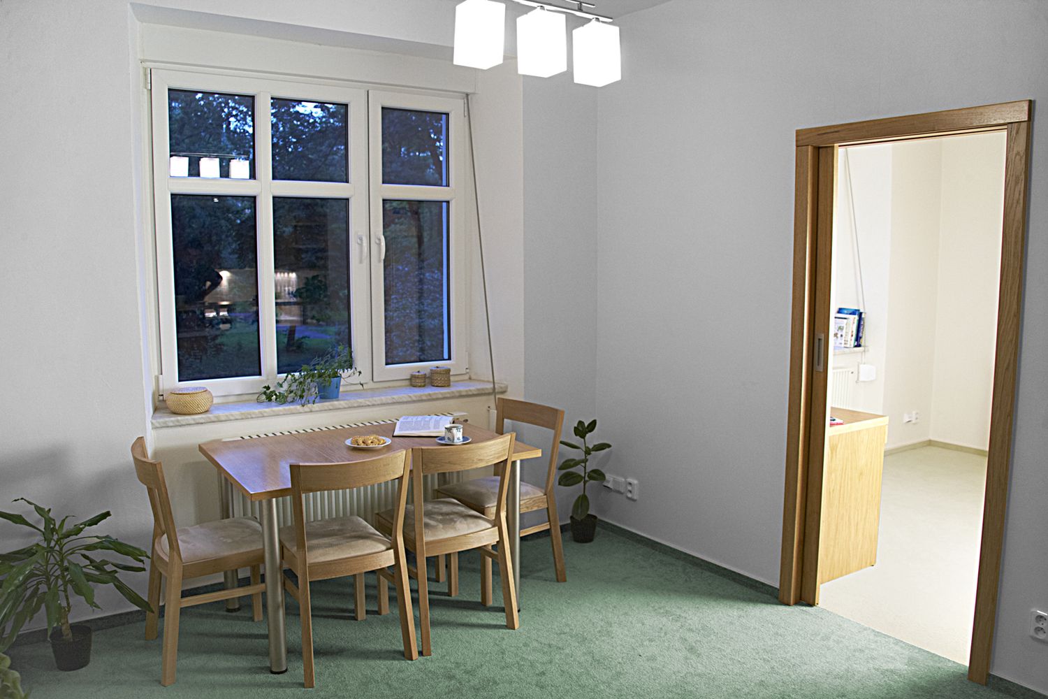 DINING / BY THE WINDOW