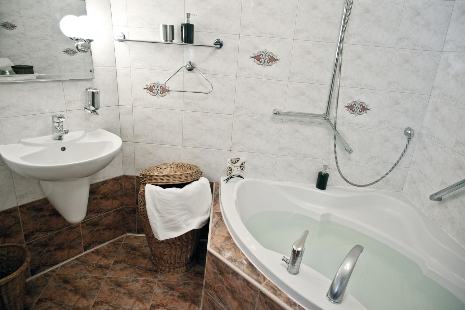 BATHROOM / CORNER BATH