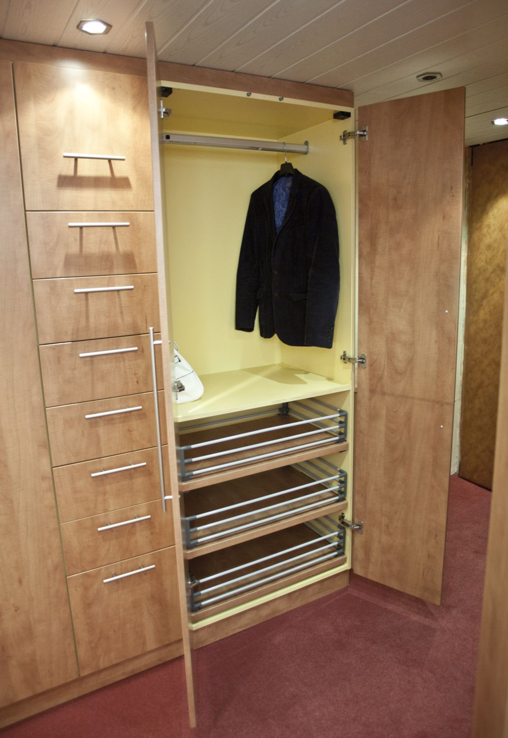 WARDROBE / INSIDE
