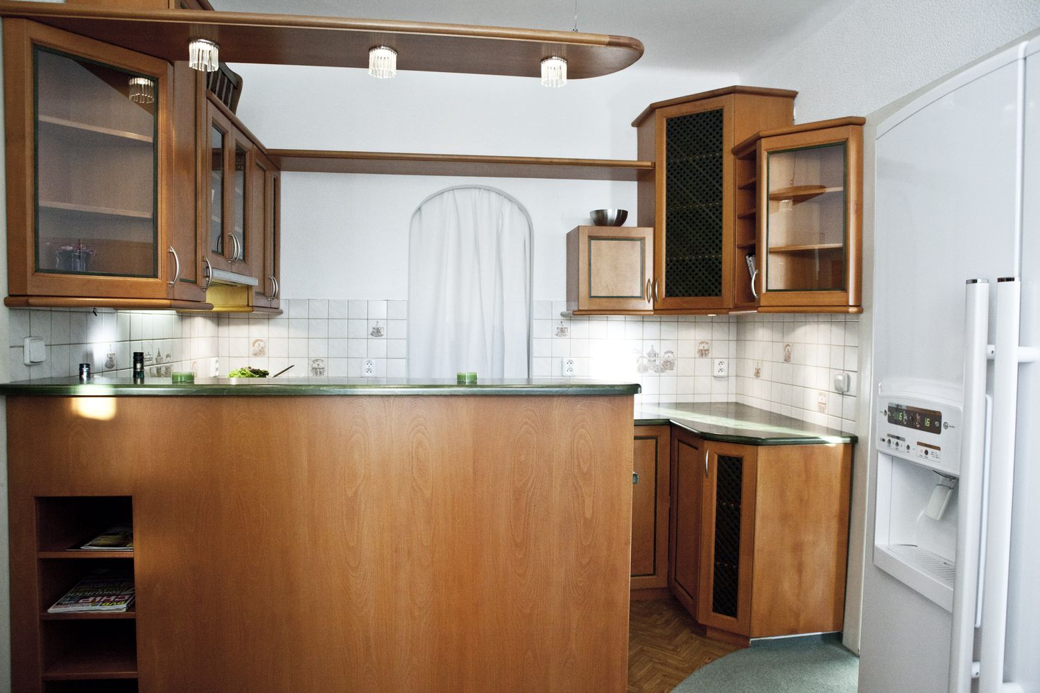 HOME / 28 — KITCHEN WITH BAR